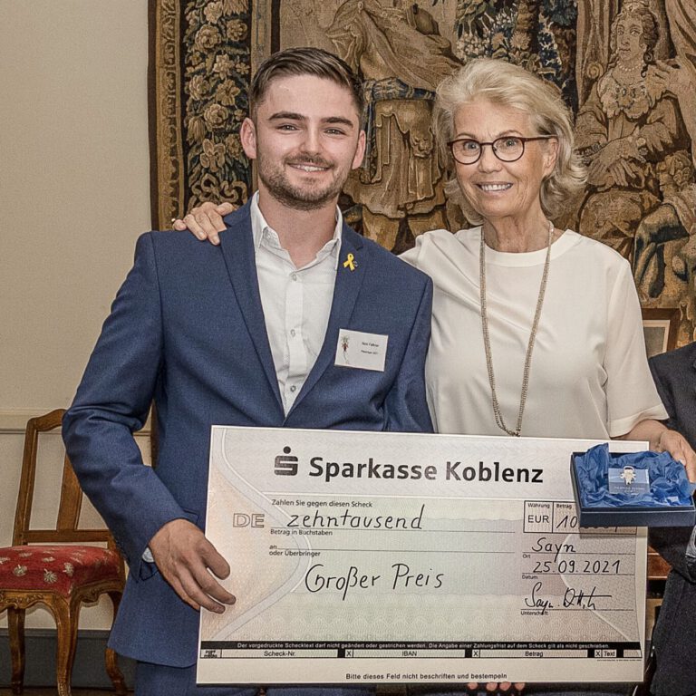 Fürstin Gabriela zu Sayn-Wittgenstein-Sayn überreicht Nick Falkner den mit 10.000 Euro dotierten großen Preis bei "Fillipas Engel".