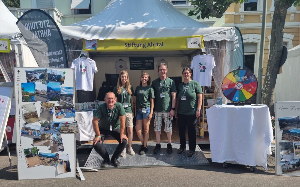 Ein Teil des Teams der Stiftung-Ahrtal posiert vor ihrem Stand bei Rheinland-Pfalz Tag